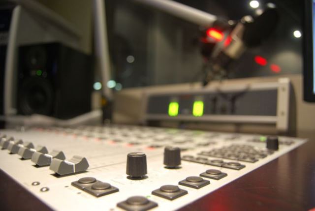 2933987-estudio-de-radio-1-0900.jpg