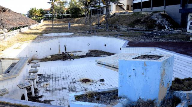 abandono_do_hotel_barreira_roxa_via_costeira._fc_24.jpg-00.jpg