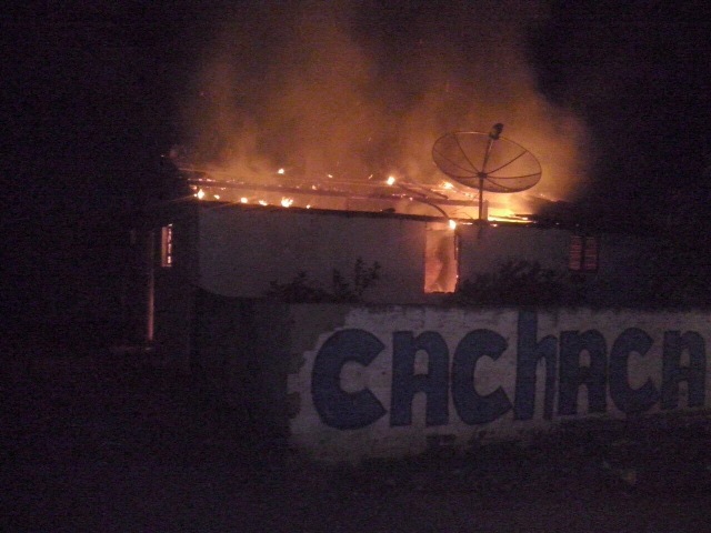 casa-imcendiada-poco-branco-10.jpg