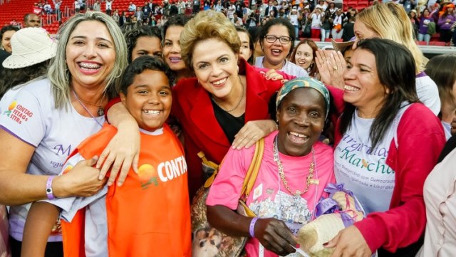 dilma-com-margaridas.jpeg-00.jpeg