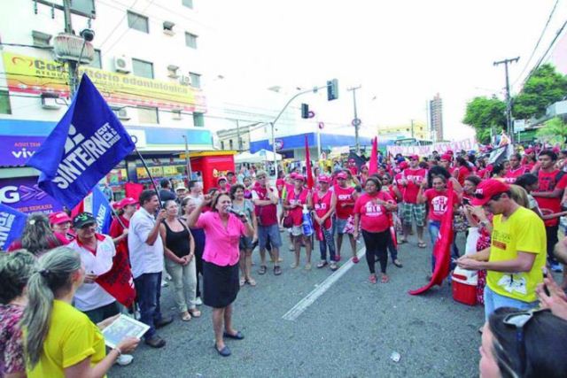 professores-fazem-protesto.jpg professores-fazem-protesto.jpg